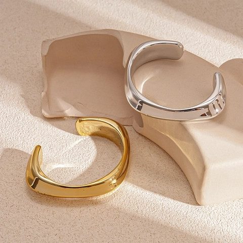 Polierte Metalloberfläche Acryl Unregelmäßige Welle Offener Armreif Minimalistischer Moderner Modeschmuck Für Damen