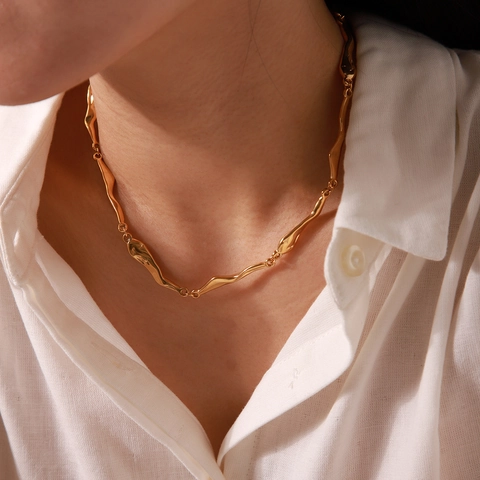 Collier Ras Du Cou Chaîne À Maillons Ondulés Irréguliers Acier Inoxydable Plaqué Or Sous Vide Style Métal Liquide Femme