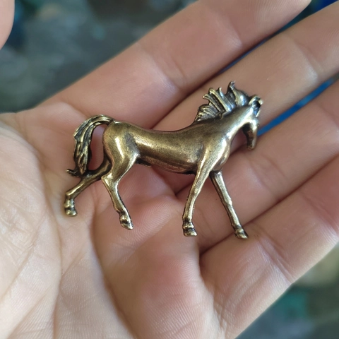 Vintage Brass Horse Statue Desktop Ornament Solid Metal Galloping Stallion Figurine Retro Office Home Decor Miniature