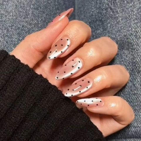 Nude Katzenauge Aufpressnägel Mit Schwarzen Punkten Mandelform Glänzende Künstliche Fingernägel Für Frauen