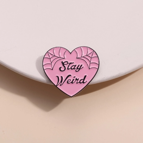 Stay Weird Roze Hart Emaille Pin Spinnenweb Patroon Legering Broche Gothic Mode Badge Voor Kleding Rugzakken Jassen