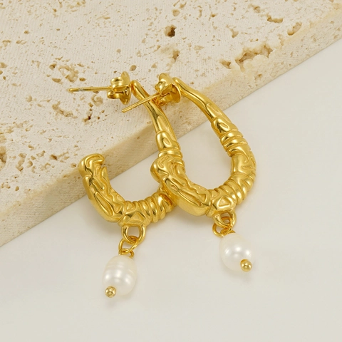 U-Förmige Künstliche Perlen-Ohrhänger 18K Vergoldet Edelstahl Unregelmäßige Reliefstruktur Vintage Französischer Stil Elegant Damen