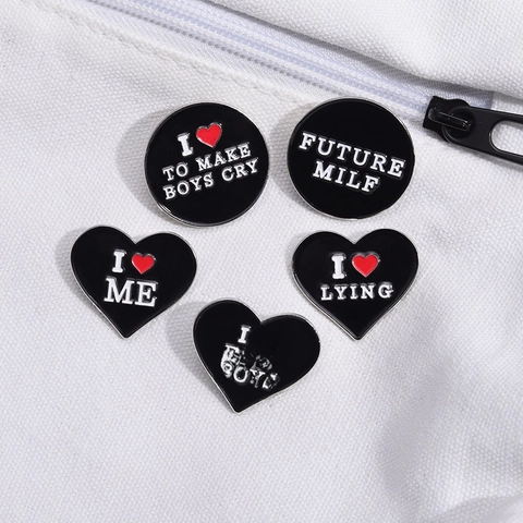 Spilla in Lega Smaltata Personalizzata Forma a Cuore Rotonda Slogan Distintivo per Decorazione Abbigliamento Zaino Unisex