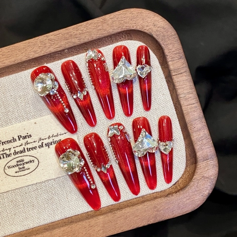 Handmade Red Cat Eye Press On Nails Stiletto Heart Rhinestone Luxury Shimmering Nail Extensions Party Women Accessory