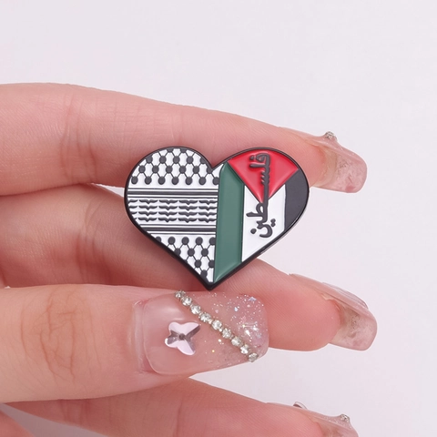 Spilla da Bavero in Smalto Lega Forma a Cuore Nastro Motivo a Griglia Keffiyeh Accessorio di Gioielli Decorativi Per Abbigliamento Zaino Uomo Donna