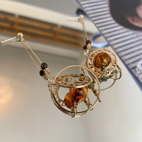 Pendientes Largos Vintage Dorados Redondos Calados Órbita Planetaria Con Cuentas De Cristal Ámbar Y Poste De Plata Para Mujer