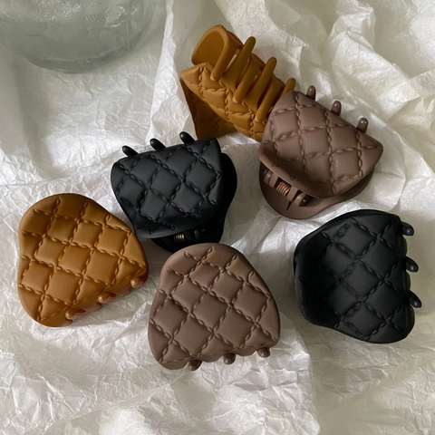 Quilted Pattern Hair Claw Clip Matte Plastic Small Ponytail Holder For Women Minimalist Style Elegant Accessories