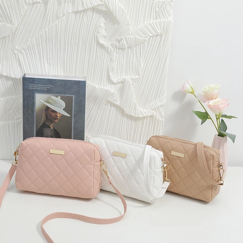 Women Quilted Diamond Lattice Crossbody Bag PU Leather Elegant Small Square Shoulder Bag Gold Metal Plate Zip Closure