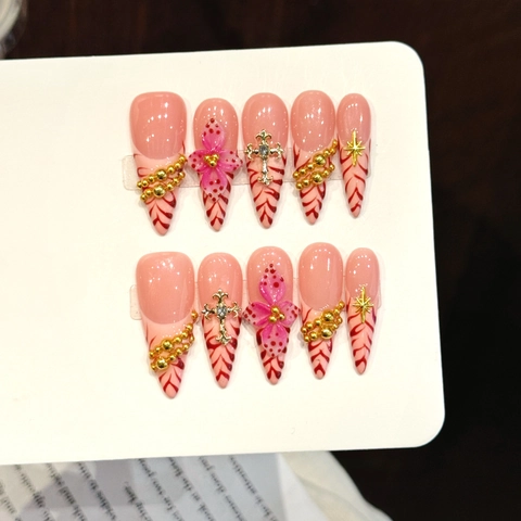 Lange Stiletto Press On Nagels Roze Rood Vlam Textuur Met 3D Bloem En Kruis Metalen Charms Y2K Cool Zoet Luxe Stijl