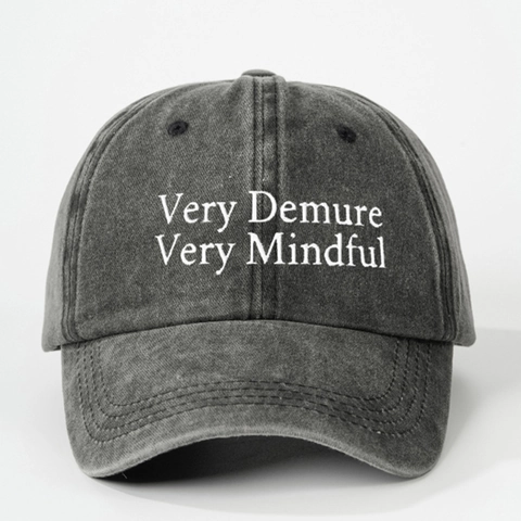 Baseball Kappe Very Demure Very Mindful Slogan Bestickt Gewaschen Polyester Verstellbar Sonnenhut Retro Outdoor