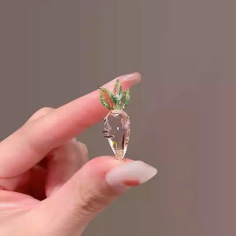 Squisita Spilla a Carota in Lega con Strass Rosa per Donna Moda Color Oro Gioielli a Forma di Frutta per Colletto