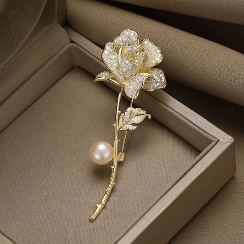 Elegante Spilla a Forma di Fiore di Rosa in Rame Intarsiato con Zirconia e Perla Artificiale per Giacca da Donna Gioielli Oro Argento
