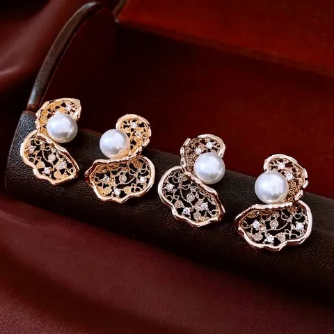 Orecchini A Lobo Con Perla Artificial E Fiore Traforato Rame Placcato Oro 18K Zircone Stile Francese Vintage Con Perno In Argento