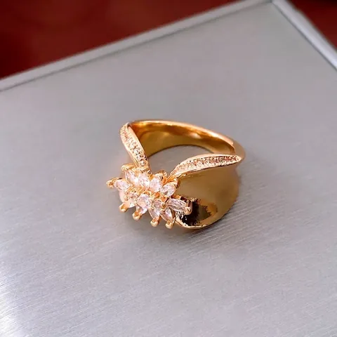 Bague Fleur Cuivre Plaqué Or 18K Bande Large Ondulée Zircon Marquise Blanc Micro Pave Bijoux De Mode Luxe Femmes