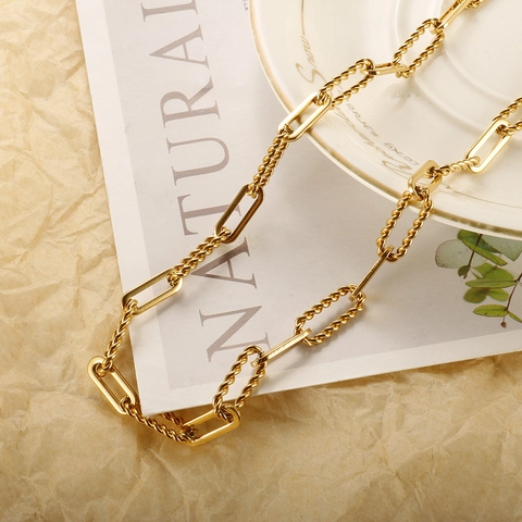 Collana A Catena In Acciaio Inossidabile Placcato Oro Con Corda Attorcigliata E Maglie Rettangolari Lisce Geometrica