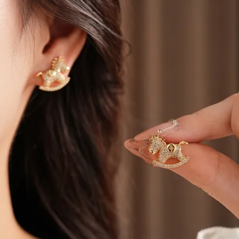 Sierlijke Hobbelpaard Oorknopjes Glinsterende Zirkonia Koper Luxe Stijl Voor Vrouwen Met Zilveren Oorbelstift