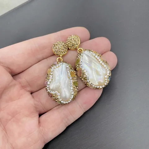 Orecchini a Goccia con Perla Artificiale Irregolare Barocca Vintage in Rame Placcato Oro Strass Multicolore Intarsiato Donna Gioielli
