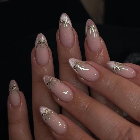 Unghie Finte Press On Rosa Nude Occhio Di Gatto Mandorla Fiocco Dorato Glitter Sfumato Stile Francese Elegante