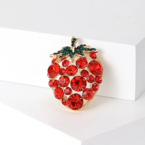 Broche Fraise Fraîche d'Été en Alliage de Strass Rouges Épingle à Fruits Douce Mignonne Mode Broche pour Accessoires de Vêtements Femme