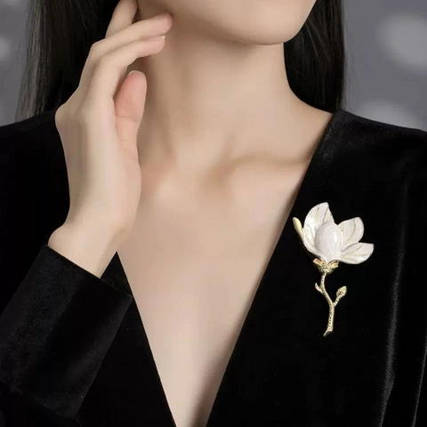 Broche Fleur De Magnolia Alliage De Zinc Émail Blanc Branche Dorée Épingle Corsage Élégante Vintage Pour Femmes