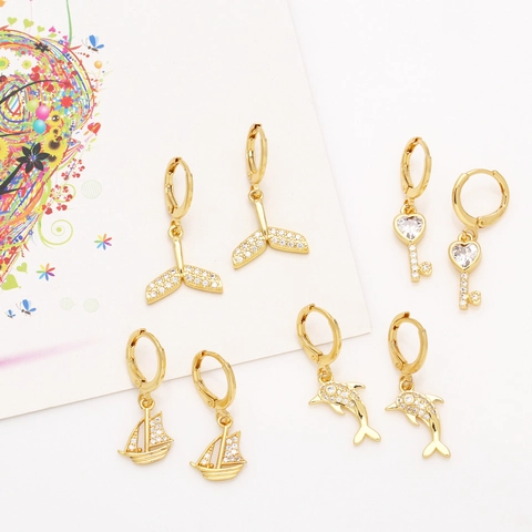 Orecchini A Cerchio Huggie Rame Placcato Oro 18K Zircone Animale Cuore Chiave Barca A Vela Gioielli Eleganti Da Donna