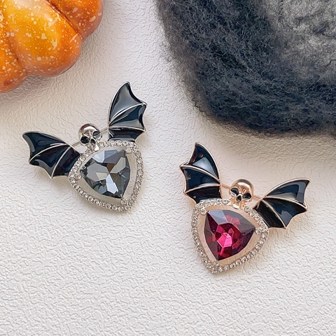 Gothic Halloween Bat Wings Skull Brooch Pin For Women Men Vintage Zinc Alloy Heart Crystal Rhinestone Enamel Jewelry Accessory