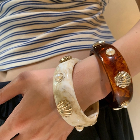 Retro Breiter Harz Armreif Mit Goldenen Metallmuscheln Und Kunstperlen Ozean Stil Marmor Muster Schmuck Für Damen