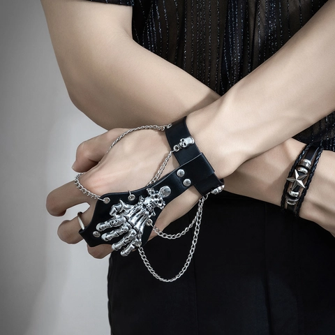 Herren Skelett Hand Armband Gothic Punk Rock PU Leder Metallkette Handrücken Manschette Verstellbar