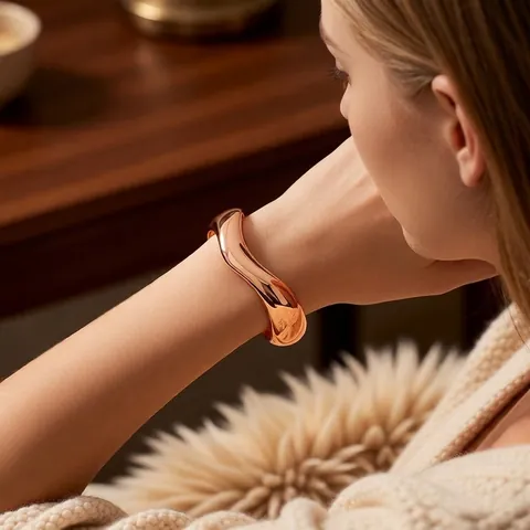 Brazalete Abierto Con Ondas Irregulares Estilo De Metal Líquido Minimalista En Plástico Metálico Brillante Con Pedrería Para Mujer
