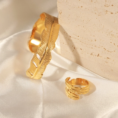Minimalistisches Edelstahl Gold Vergoldet Feder Muster Offenes Armband Und Verstellbarer Fingerring Schmuck Set Für Damen