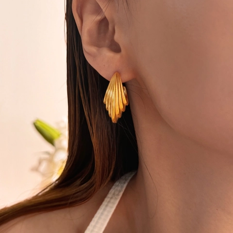 Vintage Euro-American Stainless Steel Textured Hoop Earrings For Women 18K Gold Plated Wave Pattern Hollow Oval Loop Earrings