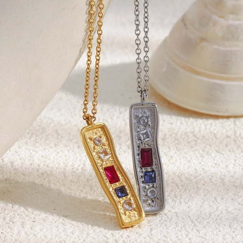 Collana Pendente Rettangolare Retro Con Pietre Zircone Colorate Acciaio Inossidabile Texture Martellata Irregolare Donne
