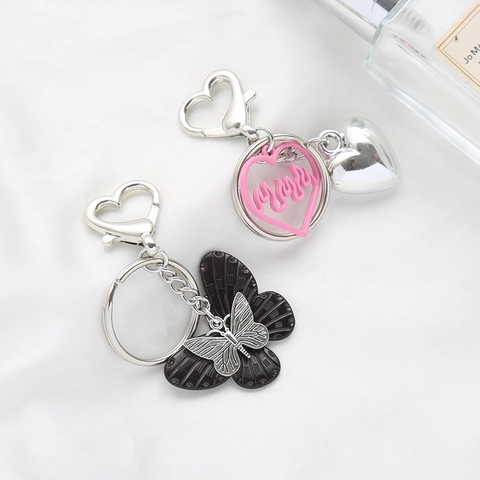 Llavero De Corazón Mariposa Aleación Metal Amuleto Para Bolso Colgante Estilo Moderno Cool Clip De Corazón Llavero Regalo