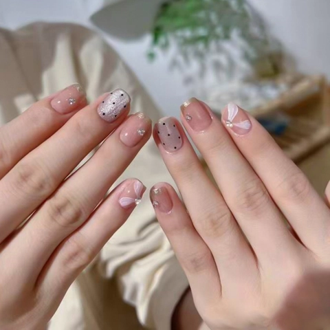 Faux Ongles Press On Champagne French Tip Avec Décoration Pois Strass Künstliche Perle Style Œil De Chat Doux