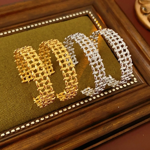 Vintage C-Förmige Kreolen Für Frauen Gewebte Textur Ausgehöhltes Design Modeschmuck Mit Silberohrstecker