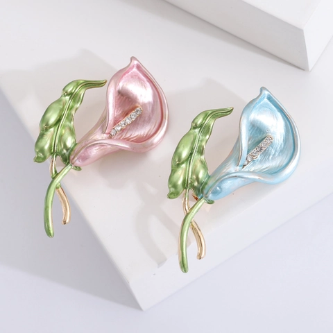 Elegant Enamel Calla Lily Flower Brooch For Women Alloy Rhinestone Floral Pin Fashion Clothing Jewelry Accessory