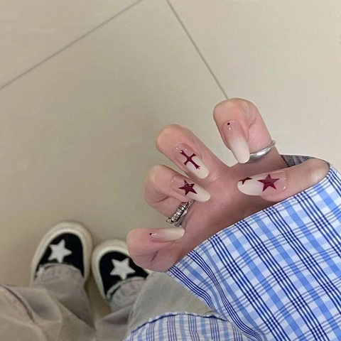 Lange Künstliche Nägel In Mandelform Mit Rosa Farbverlauf Gotischen Kreuzen Und Roten Sternen Dunkler Y2K Punk Stil