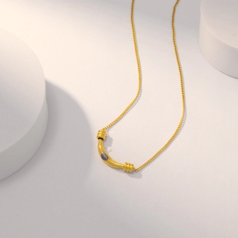 Collana con Pendente a Mezzaluna in Acciaio al Titanio Placcato Oro 18K Pietra Artificiale Geometrica Moda Pendolare Gioielli Donna
