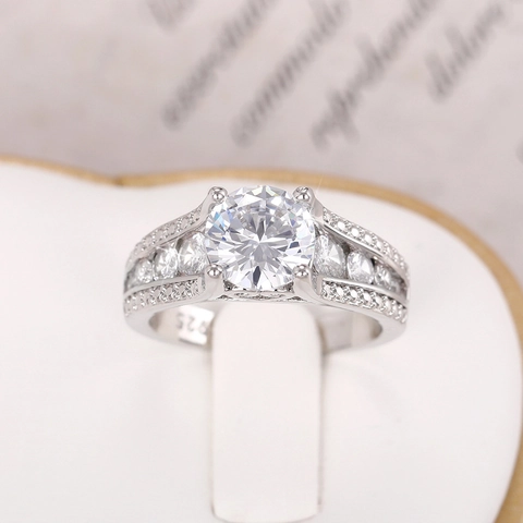 Bague En Cuivre Zircon Rond Géométrique Quatre Griffes Pierres Latérales Bijoux De Mariage Élégants Pour Femmes