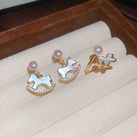 Gioielli Eleganti Cavallo A Dondolo Orecchini Con Perno In Argento E Anello Placcato Oro Perla Artificial Madreperla Zircone Per Donna