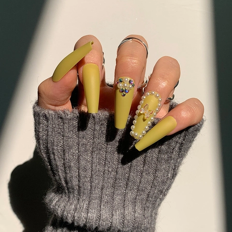 Unghie Finte Press On Giallo Senape Opaco Forma Bara Lunga Con Rilievo Farfalla Dorata Künstliche Perle E Strass Copertura Totale