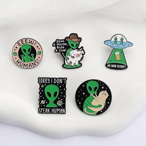 Divertido Broche de Esmalte Extraterrestre Pin OVNI Extraterrestre Abraza Gato Monta Vaca Vaquero Dibujos Animados Insignia de Metal para Decoración de Ropa Bolsa Regalo