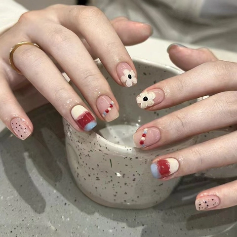 Short Press On Nails Colorful Plastic Floral Star Pattern Ins Style Sweet Artificial Finger Nail Tips For Women