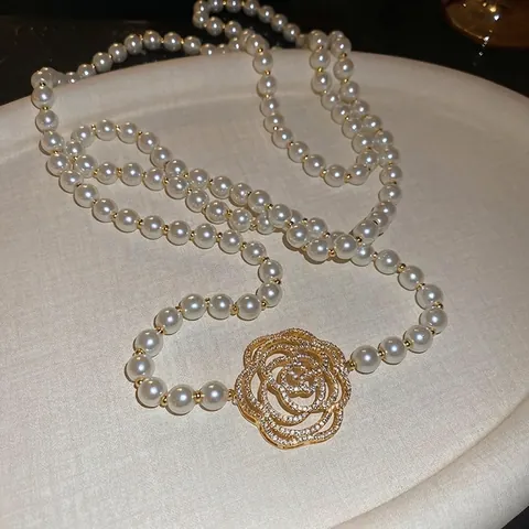 Long Collier De Künstliche Perles Pour Femmes Avec Pendentif Fleur Évidée Et Strass Élégant Style Français Chaîne De Pull Luxe