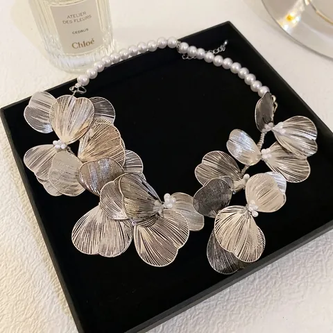 Collana Statement A Fiori In Metallo Cavo Stile Francese Con Catena Di Künstliche Perle Imitazione Petali Esagerati Girocollo Moda