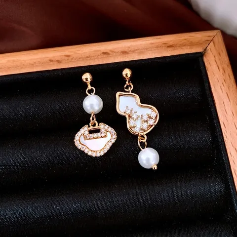 Orecchini Asimmetrici Zucca Ruyi Lock Placcati Oro Zircone Madreperla Perla Artificial Sintetica E Perno In Argento 925