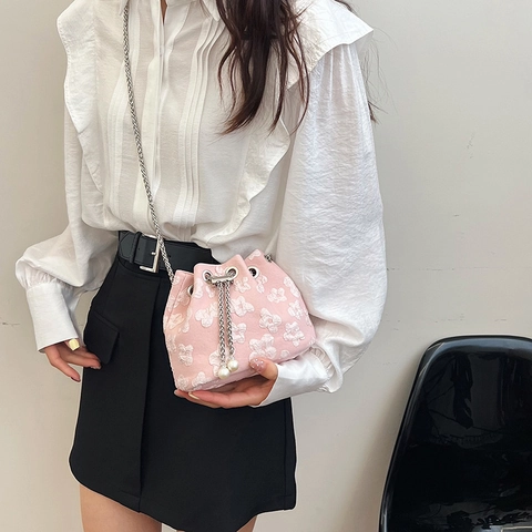 Damen 3D Floral Textur Eimer Tasche Kordelzug Mini Umhängetasche Mit Silberner Metallkette Und Künstliche Perlen Akzenten