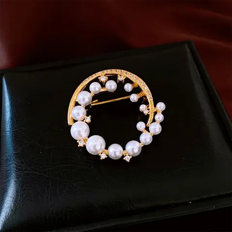 Elegant Round Wreath Artificial Pearl Brooch 24K Gold Plated Zircon Inlay High End French Style Fashion Accessory For Women