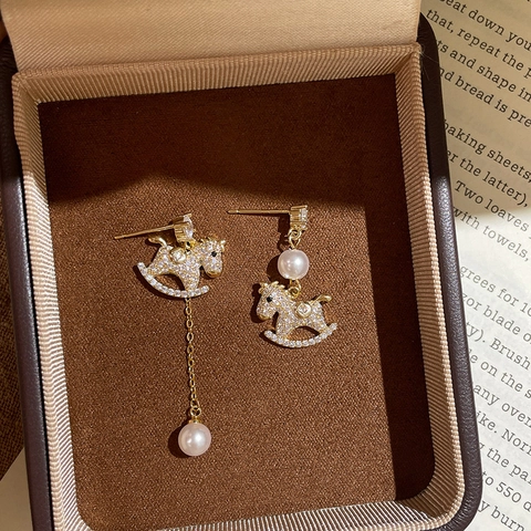 Orecchini Asimmetrici Cavallo A Dondolo Placcati Oro Zircone Perla Artificial Stile Vintage Lusso Gioielli Donna Perno In Argento