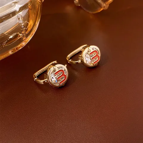 Orecchini Huggie Rotondi Zircone Con Lettera Rossa M Gioielli Rame Moda Donna Con Perno In Argento Sterling 925